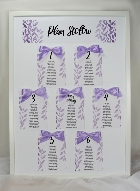 Plan stołów z kalką i grafiką fioletowych liści