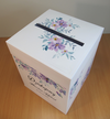 Pudełko na koperty z fioletowymi kwiatami wieczko