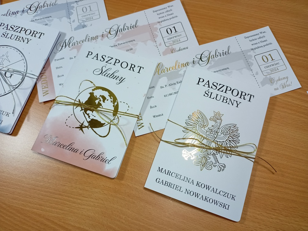 Zaproszenia ślubne w formie paszportu i biletu, ze srebrzeniem i bezq